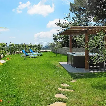 Holiday home Sleeps 30 Pool Air Con *